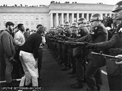 Manifestacci&oacute;n contra la guerra de Viet Nan.Tomado de Enciclpoedia Encarta.